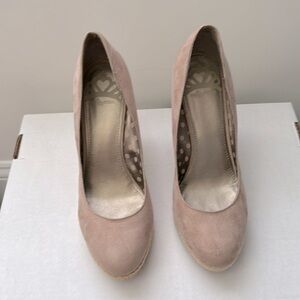 Fergalicious beautiful nude wedge.‎ 9.5 EUC Slight discoloration on wedge